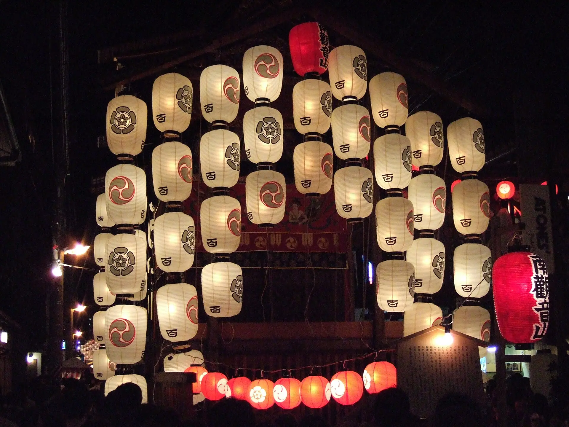 宵山の夜、提灯を幾重にも灯した祇園祭の南観音山