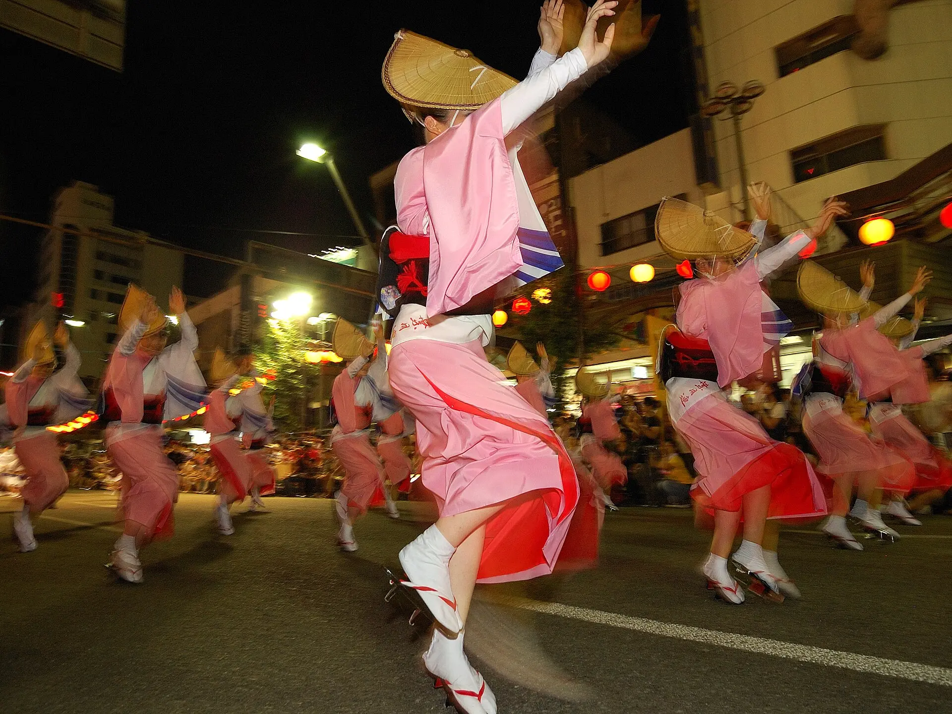 編み笠に桃色の浴衣で夜の徳島を踊る女踊り