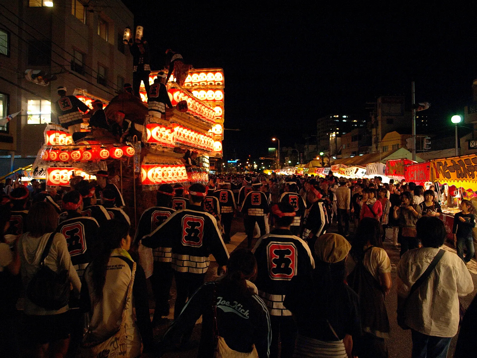 提灯を灯して夜の町を曳行する岸和田だんじり