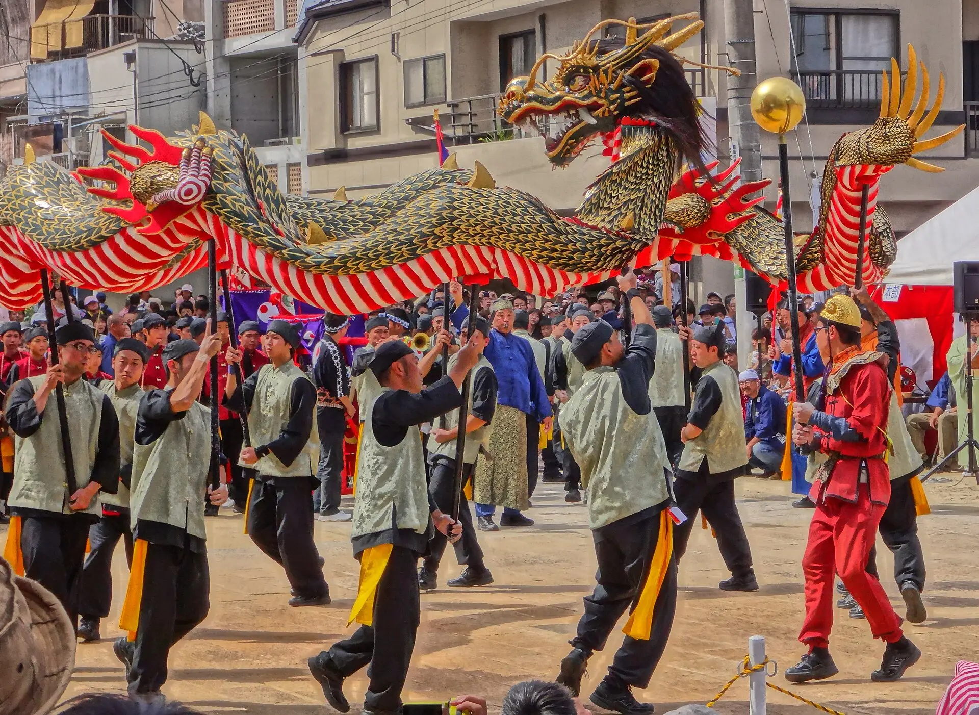 長崎くんちの奉納踊り、玉を追ってうねる龍踊り