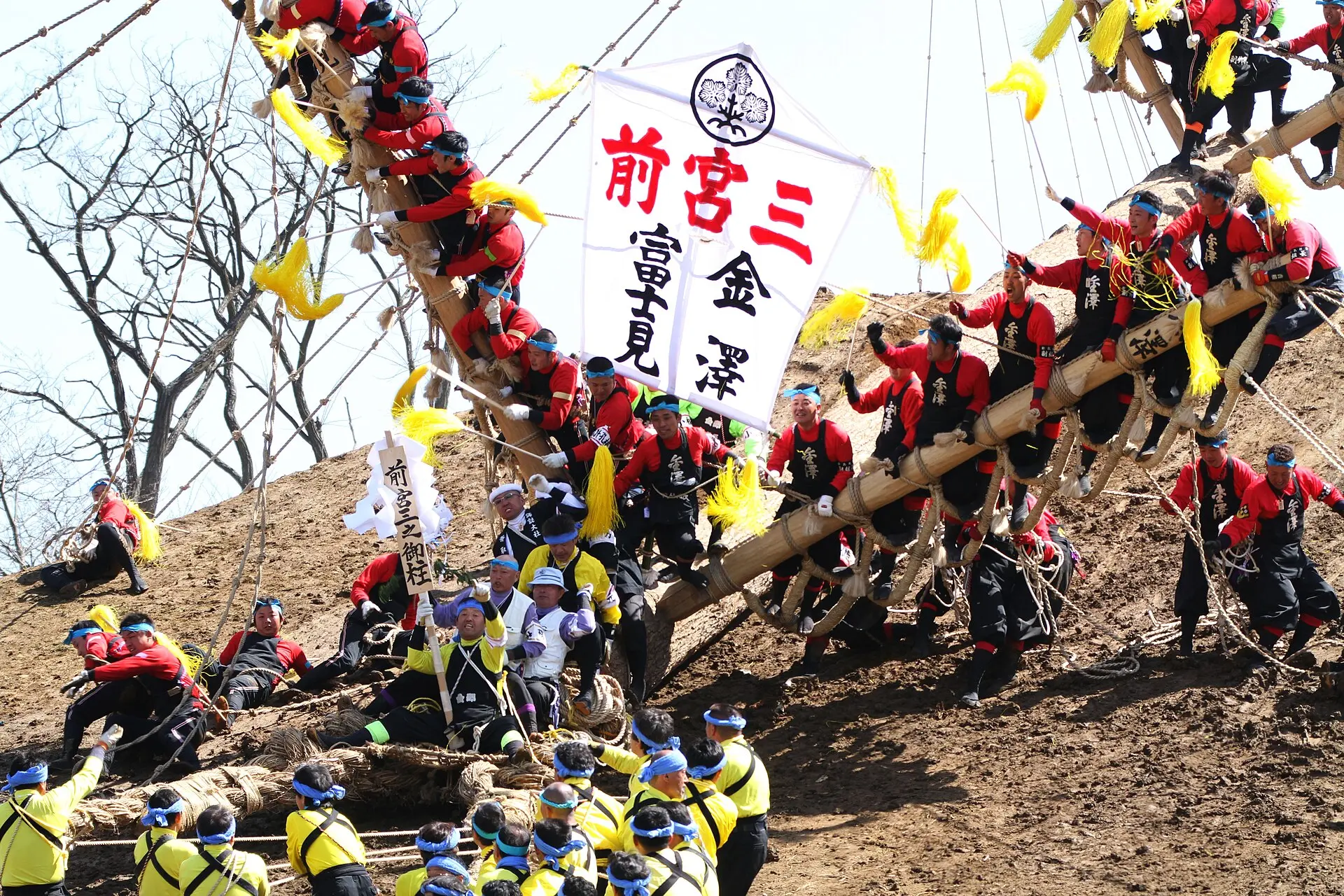 前宮の幟が立つ坂で御柱に取り付く赤い法被の曳き子たち