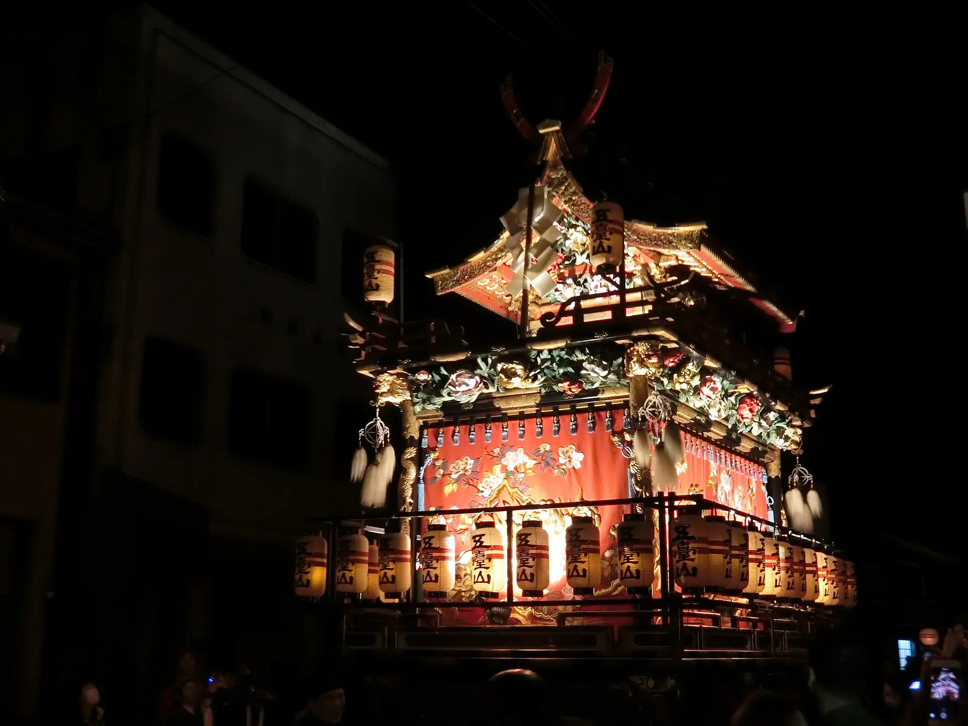 高山祭の夜祭で提灯の灯りに浮かび上がる屋台